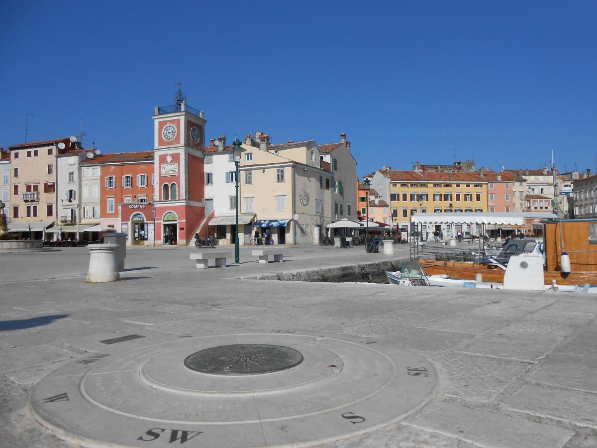 Weis Apartments Rovigno Esterno foto