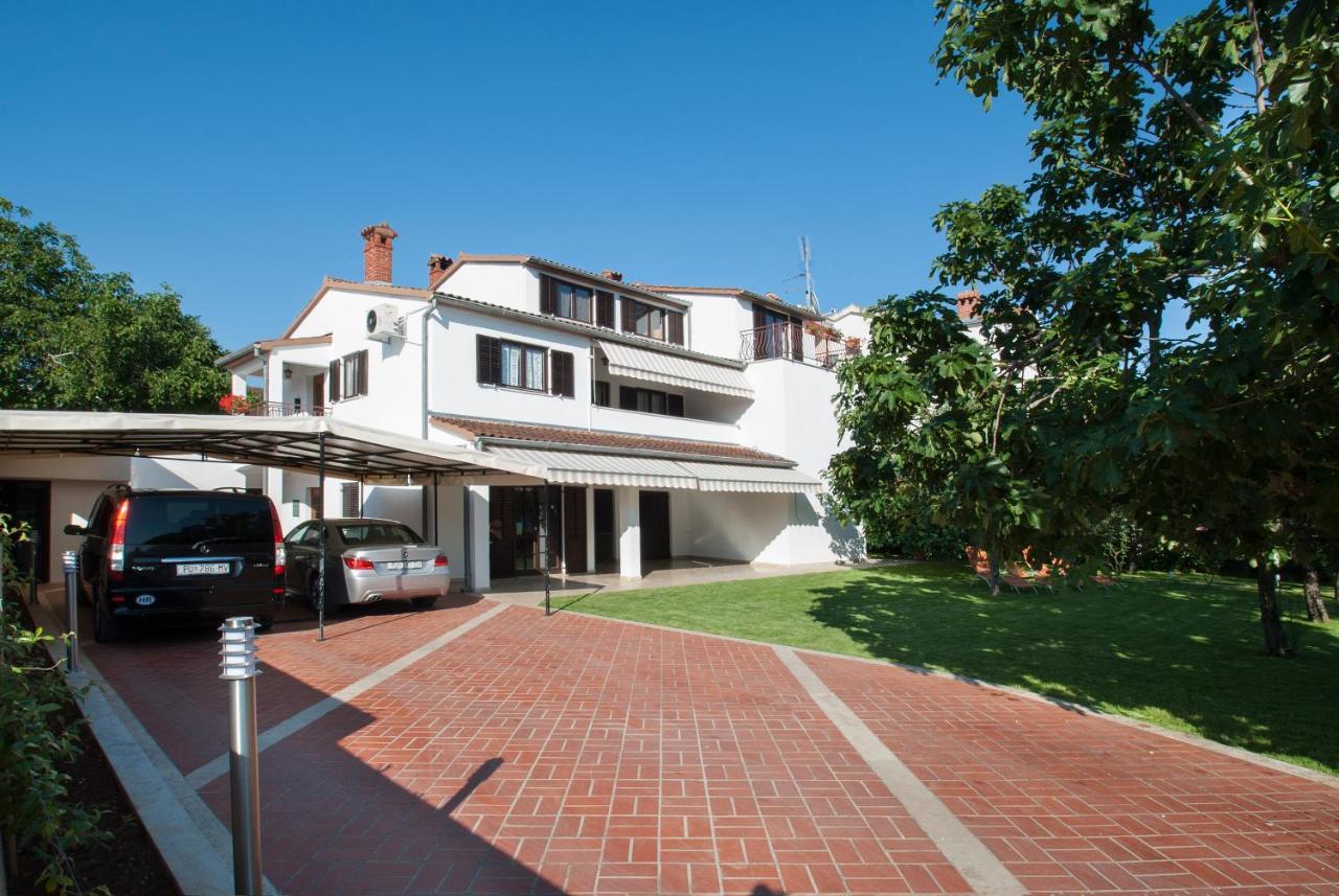Weis Apartments Rovigno Esterno foto