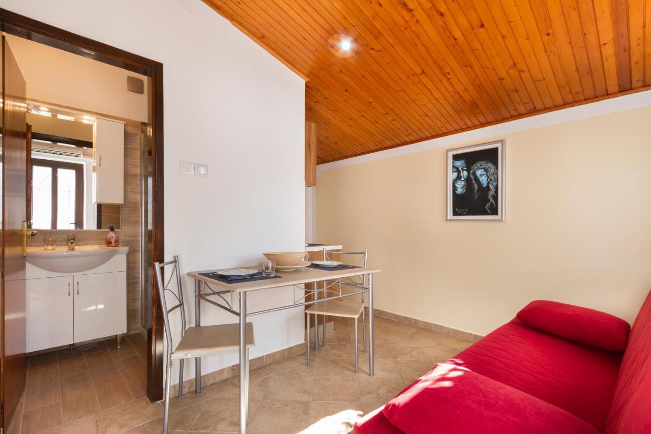 Weis Apartments Rovigno Esterno foto