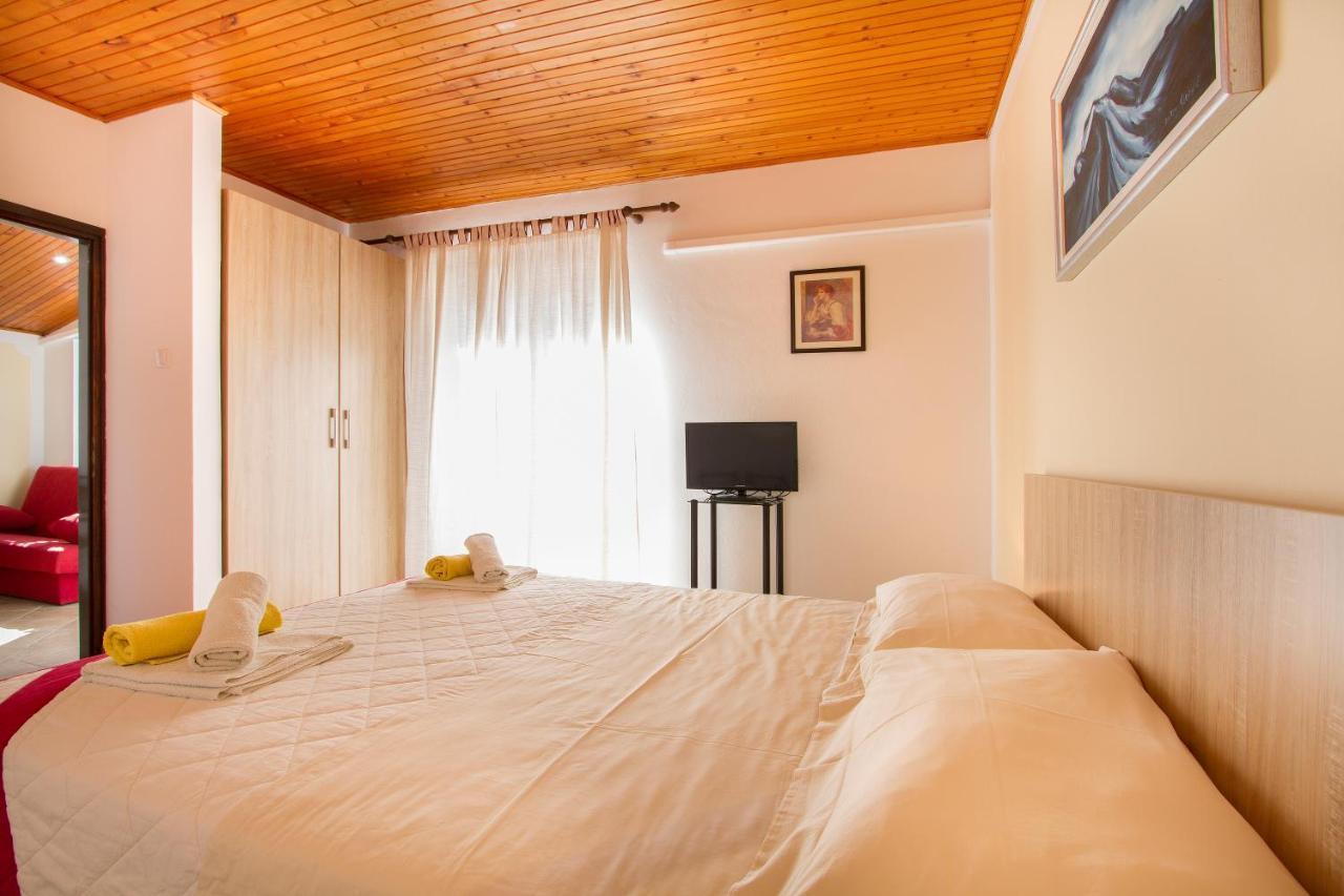 Weis Apartments Rovigno Esterno foto